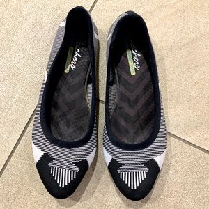 Skechers size 8 black and white flats
